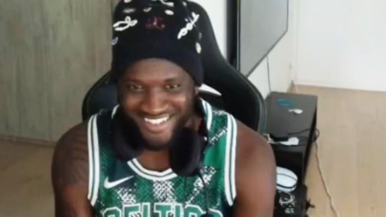 Fußball-Profi zockt Call of Duty auf Twitch, bekommt dann einen mysteriösen Anruf und muss schnell weg