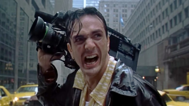 1998 verfilmte ein deutscher Regisseur Godzilla, doch der ist so schlecht, dass sich sogar der eigene Soundtrack darüber lustig macht