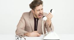 schreiender Mann am Telefon