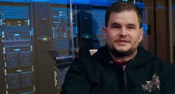 Chef von Path of Exile erklärt die Serverprobleme für gelöst, sagt sie haben „absurd viel Ressourcen“ auf das Problem geworfen - Titelbild zeigt Mark Roberts