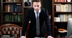 Nintendo überführt Raubkopierer dank Reddit, fordert 4,5 Millionen US-Dollar Schadenersatz, findet das respektvoll - Titelbild ist Symbolbild mit Anwalt vor Schreibtisch