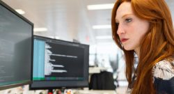 Weltweiter Serverausfall stört viele Spiele auf Steam und Dienste im Internet - Titelbild zeigt Frau vor Computer