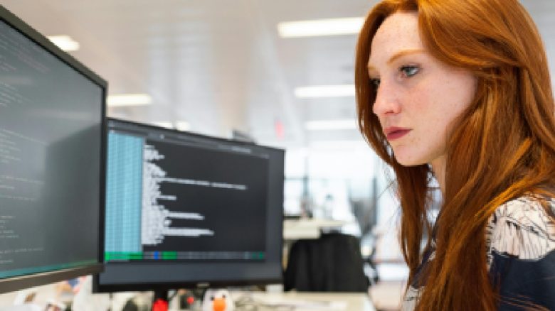 Weltweiter Serverausfall stört viele Spiele auf Steam und Dienste im Internet - Titelbild zeigt Frau vor Computer