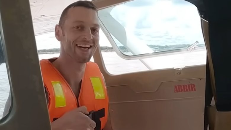 Ein Kandidat hat noch vor dem Start von 7 vs. Wild die Show gerettet, schwimmt dafür mitten durch den Amazonas - Titelbild zeigt Joe Vogel in Schwimmweste bei 7 vs. Wild