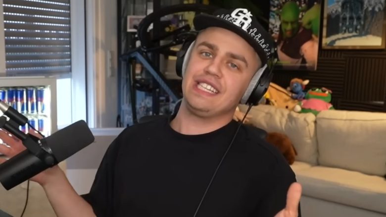 Twitch streamer surprises Papaplatte with advertising on Times Square in New York, presents new jersey of the Tiki Tacker