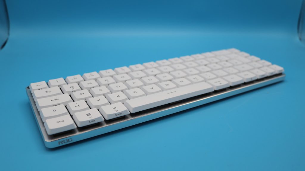 Asus Rog Falchion Low Profile in der Schrägansicht