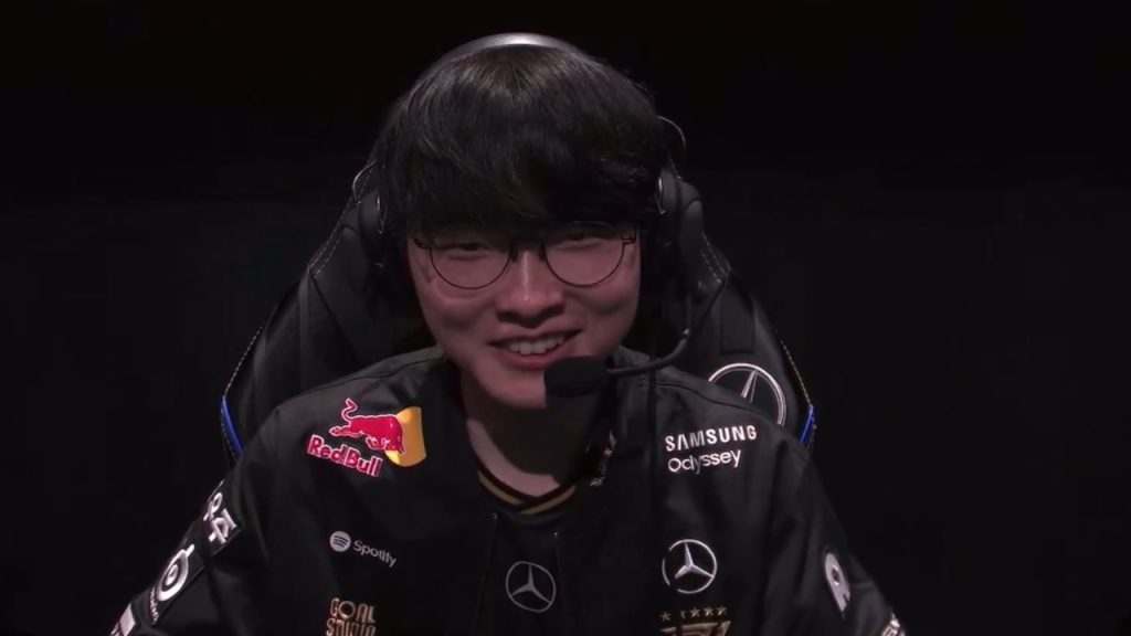 Faker laughs after one of the most important battles in the Worlds final 25.