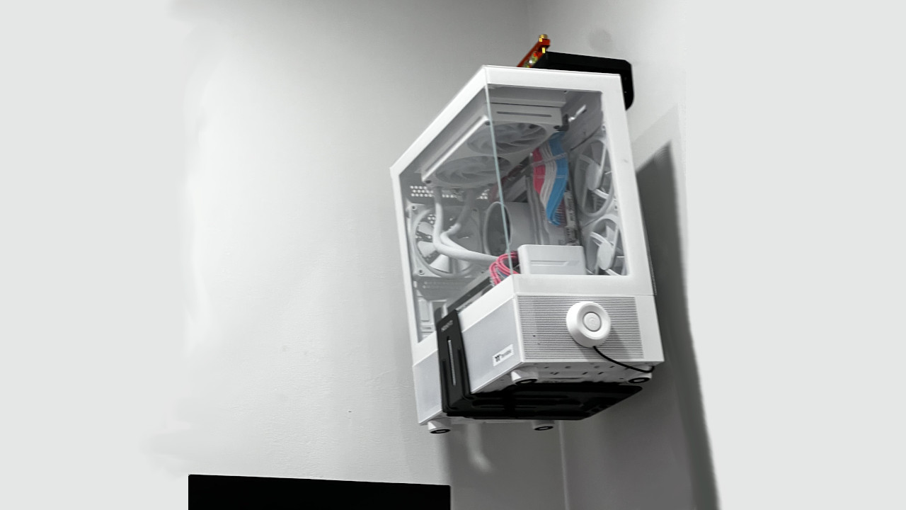 Ein Vater soll den Computer des Kindes an die Wand montieren, nimmt es wörtlich, jetzt sind alle sauer – Doch die Community lacht über etwas Anderes