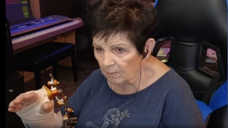 83-year-old WoW grandma severely injures herself while catching the cat, heals high Mythic Plus dungeons shortly after surgery with just one hand