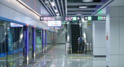 U-Bahn Station mit Mann auf Rolltreppe