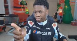 RaKai mit erhobenem Zeigefinger