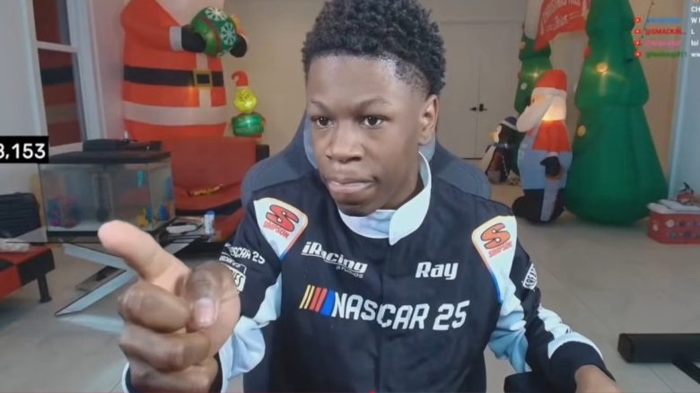 RaKai mit erhobenem Zeigefinger