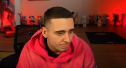 Bild des Twitch-Streamers Lacy, der angestrengt nachzudenken scheint. Seine Zunge hängt leicht aus dem Mund.