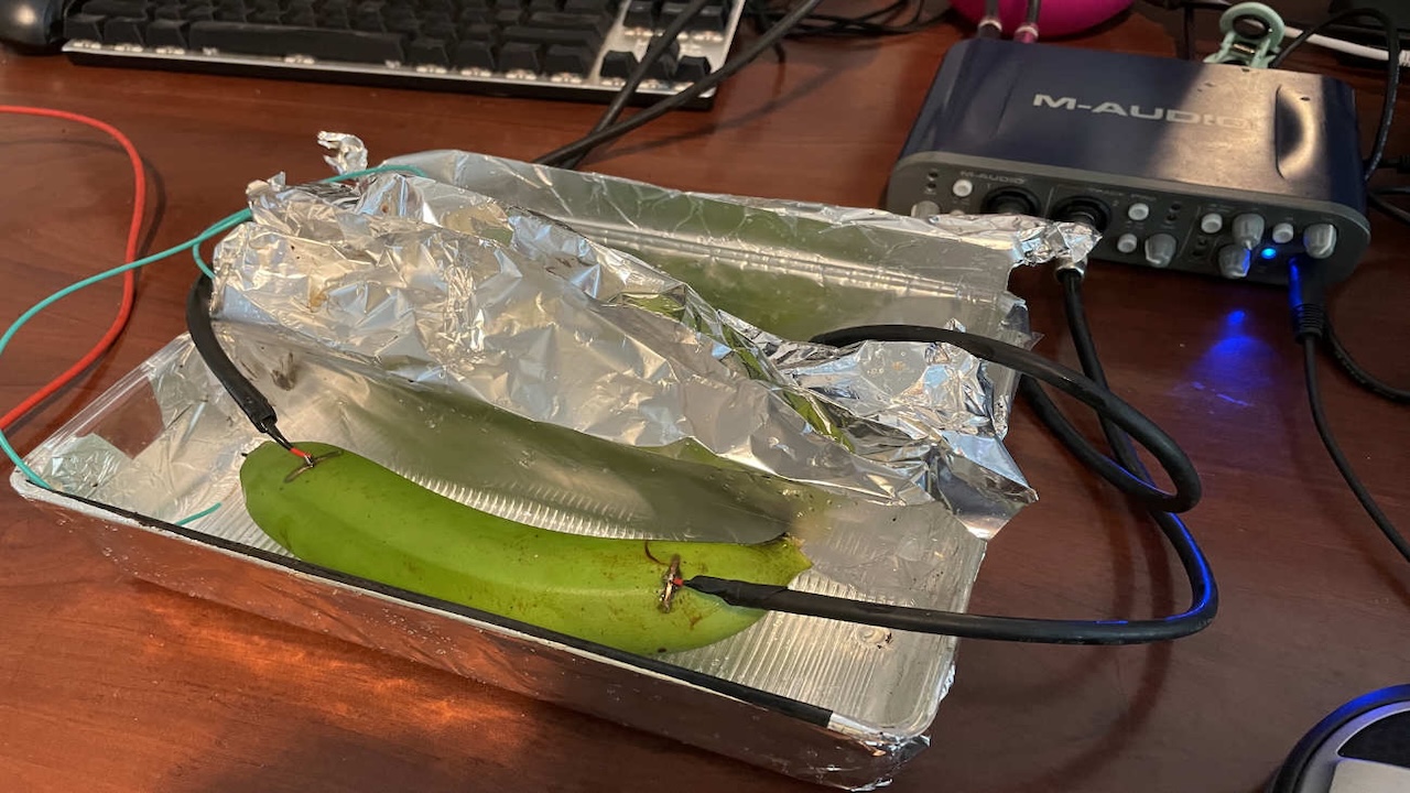 Wenn du kein passendes Kupferkabel für deine Sound-Anlage hast, kein Problem: Eine Banane tut’s auch