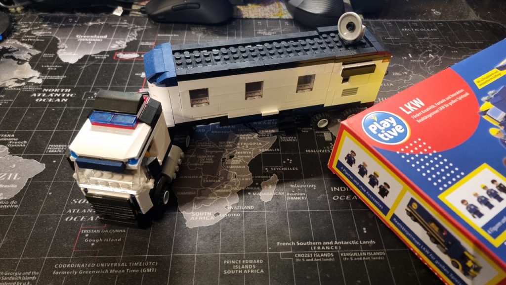 Playtive Polizeiwagen mit Box Ansicht schrägoben