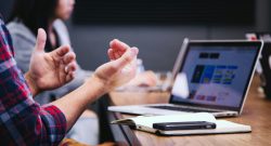 Titelbild Büro Office mit Händen