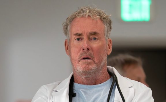 Disney Press Content Scrubs Staffel 1 Dr. Cox v 2