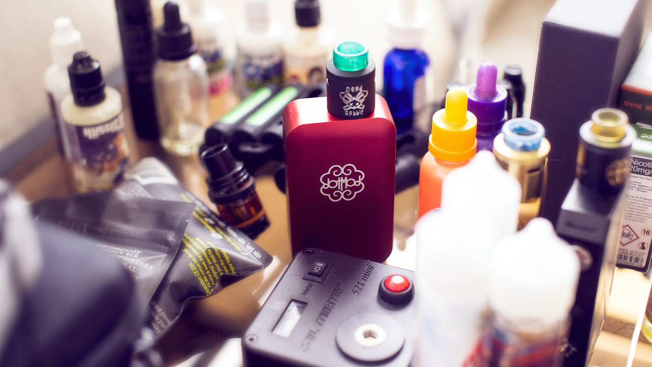 A tinkerer builds a car powered by 500 discarded e-cigarettes, capable of driving 30 kilometers