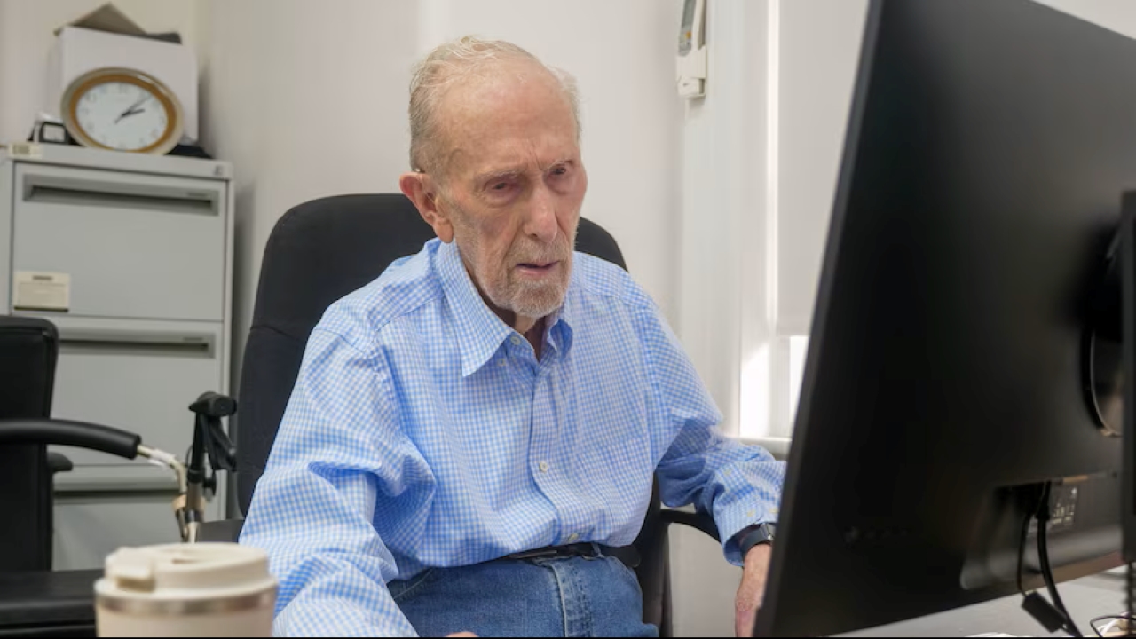 “Age wasn’t a criteria”: A pensioner teaches younger people how to use Windows and smartphones at 102 years old