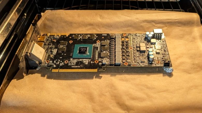 Grafikkarte bei 190 Grad im Ofen Titelbild von WilczeQSS auf Reddit