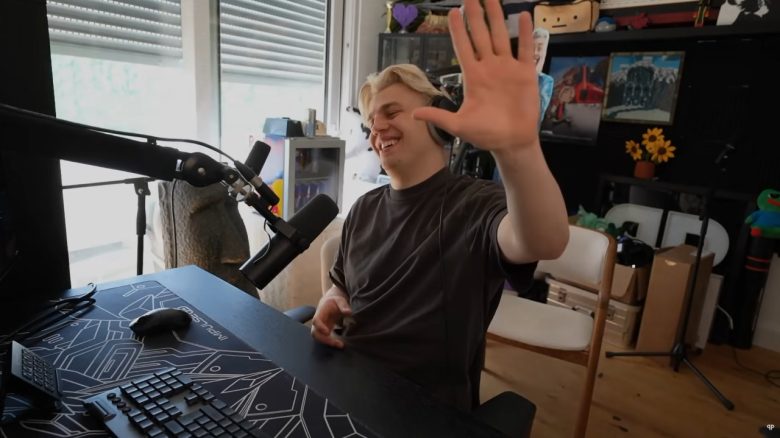 Papaplatte verabschiedet sich winkend