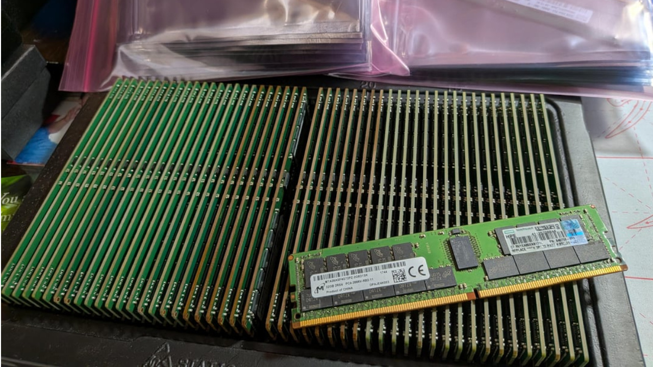 Two years ago he saved 2,304 GB of RAM from the trash: Today the hardware is invaluable but useless to him