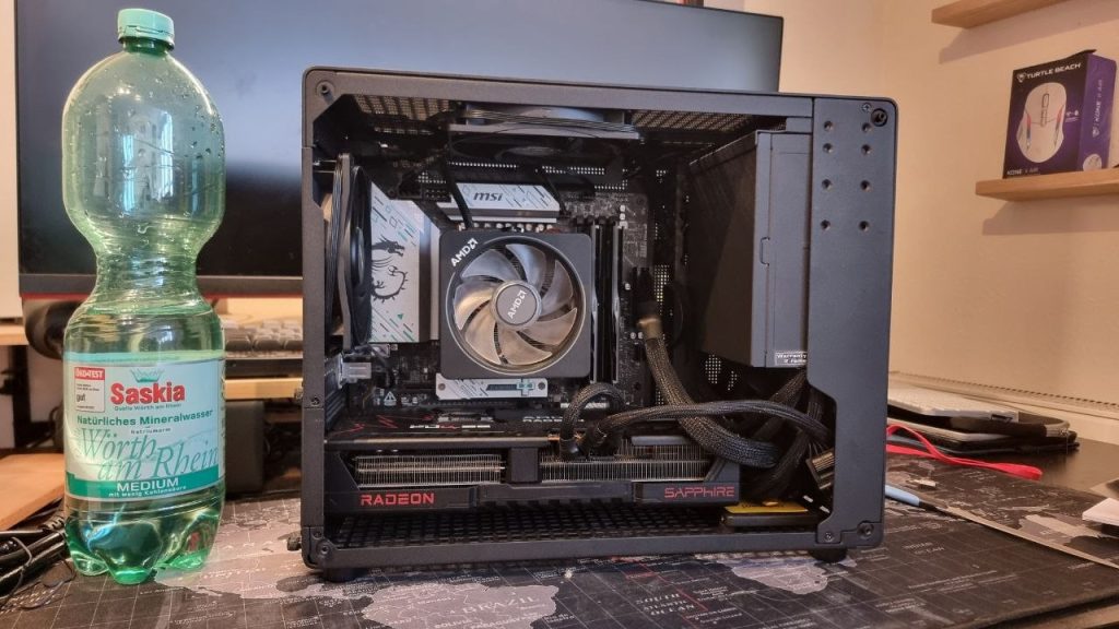 Titelbild Gaming-PC und Wasserflasche Benedikt