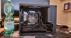Titelbild Gaming-PC und Wasserflasche Benedikt