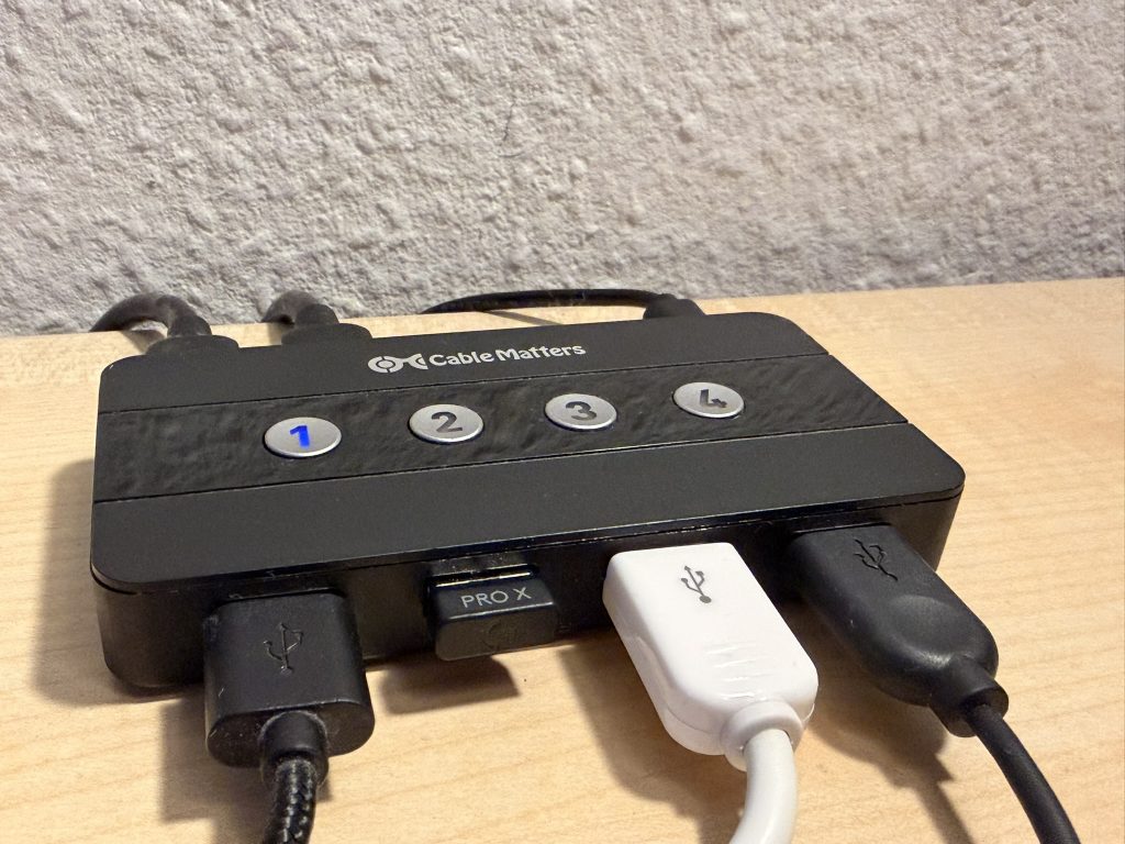 KVM-Switch mit 4 Ports.