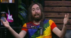 Asmongold im Regenbogen-Shirt mit ausgebreiteten Armen