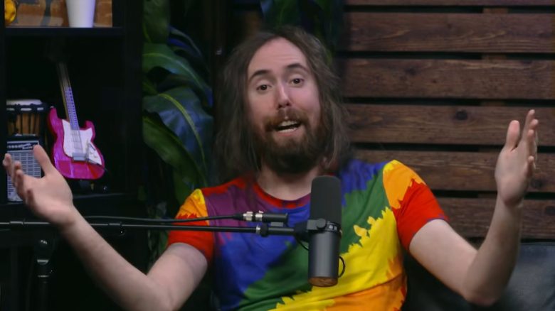 Asmongold im Regenbogen-Shirt mit ausgebreiteten Armen