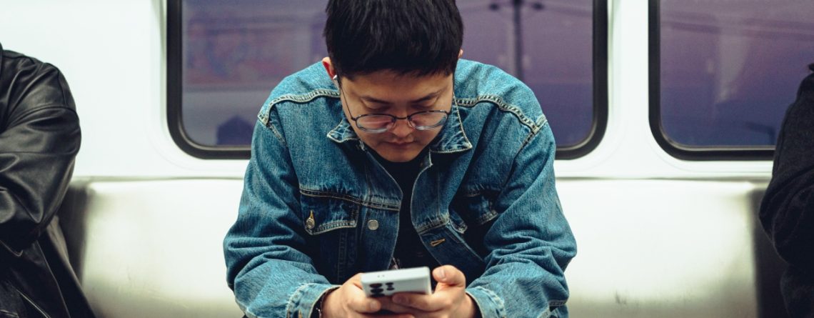 Gen Z kämpft mit Einsamkeit, shoppt jetzt online, ohne dabei Geld auszugeben