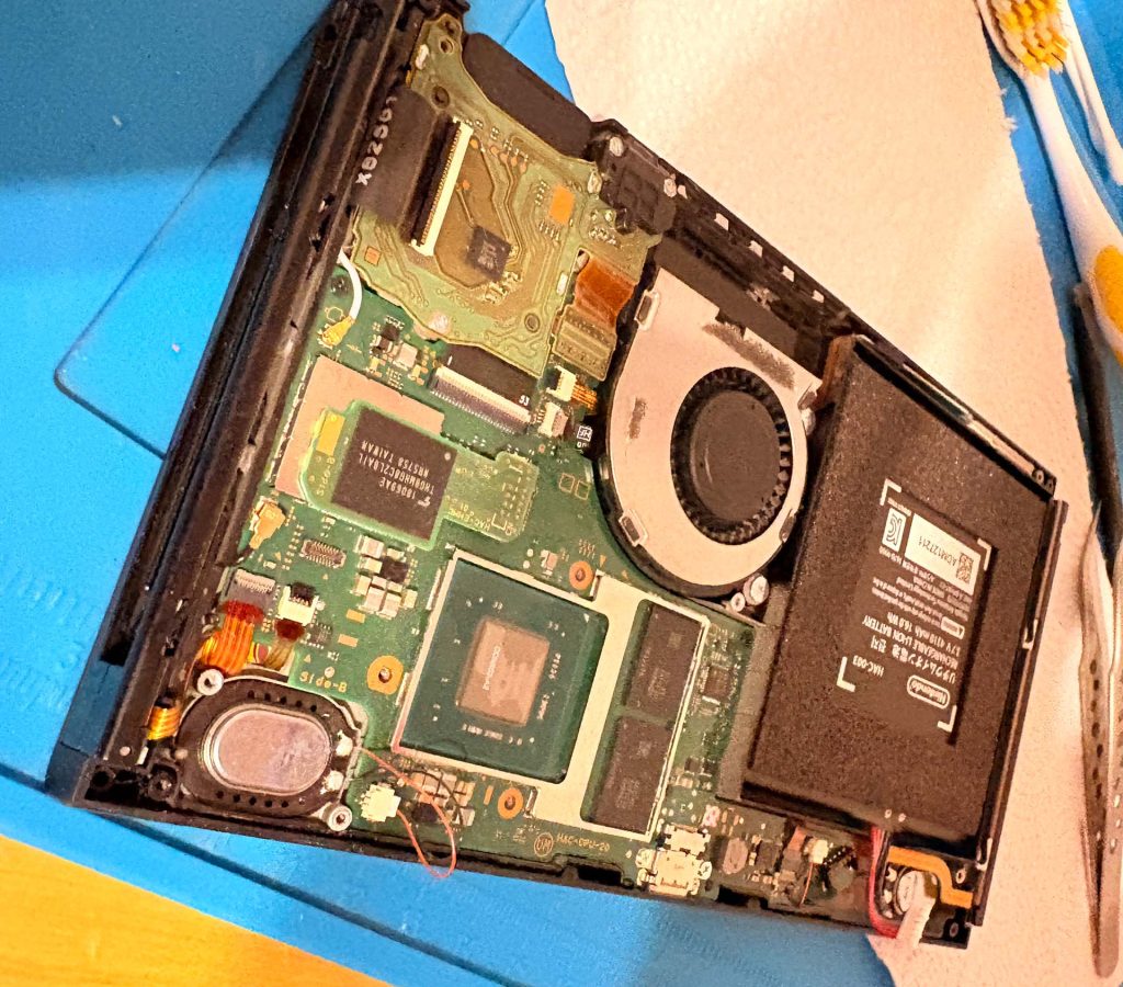 Nintendo Switch aufgeschraubt