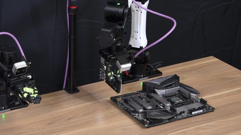 Titelbild Roboter mit Grafikkarte und Mainboard Nvidia