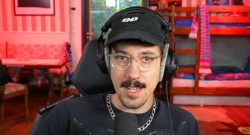 HandOfBlood guckt direkt in die Kamera