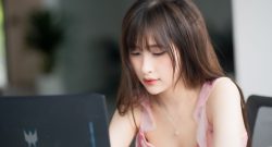 Frau vor Laptop Pexels.com
