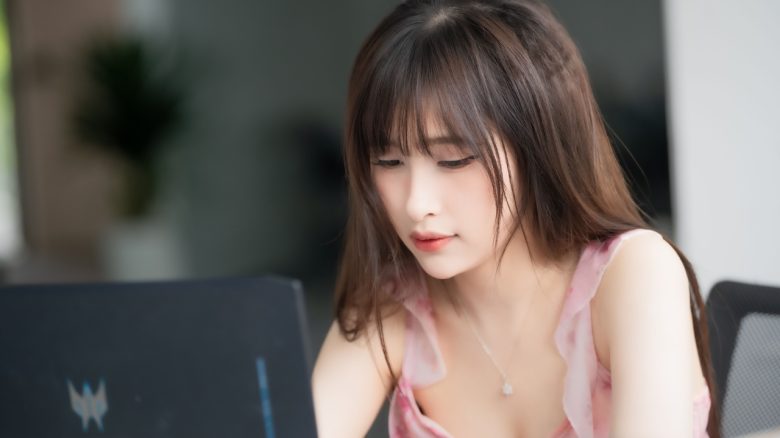 Frau vor Laptop Pexels.com