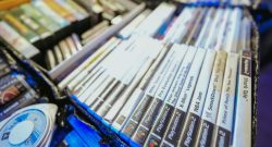 PlayStation 2 Spiele in einer Verkaufskiste