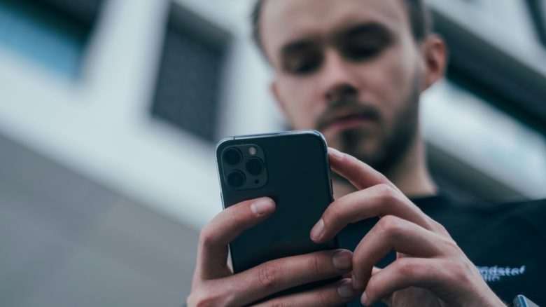 Titelbild Mann mit Handy Unsplash