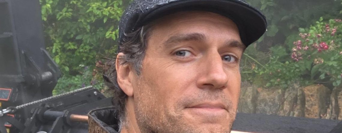 Ja, Henry Cavill arbeitet noch an der Warhammer-Serie von Amazon und es gibt sogar neue Infos