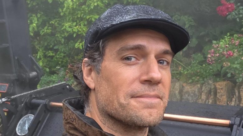 Warhammer 40k henry cavill vor seinem smoker im regen serie amazon auf kurs titel