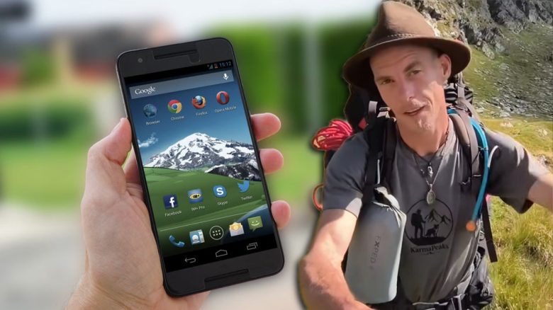 Berg-Influencer mit Handy Collage