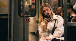 Frau mit Handy von Daiji Umemoto pexels