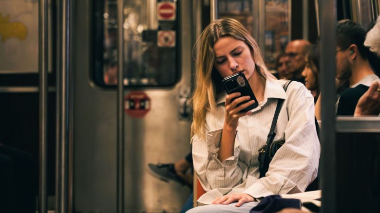 Frau mit Handy von Daiji Umemoto pexels