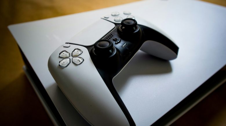 Titelbild PS5 mit Controller