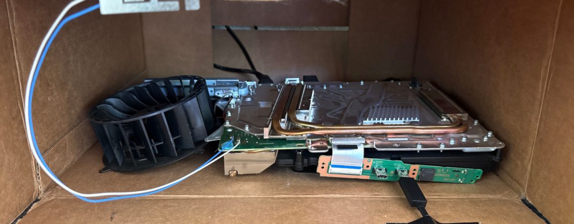 Spieler stopft eine PS5 Pro nackt in eine Pappkiste: die Konstruktion hat jetzt ein ganzes Jahr überstanden