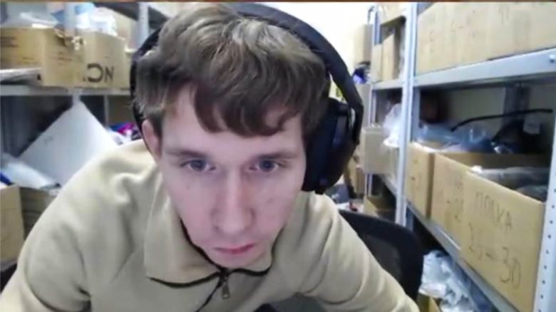 russischer Streamer zockt CS2 auf Arbeit